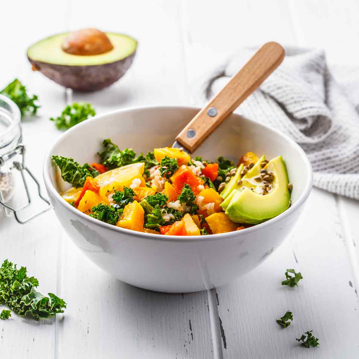 Salat mit Avocado, Grünkohl und fruchtigem Olivenöl.