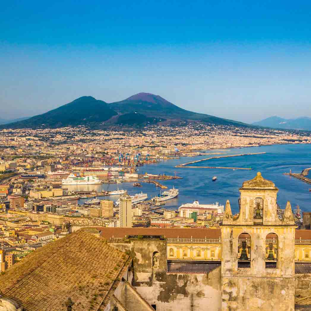 Neapel mit Blick auf Vesuv.