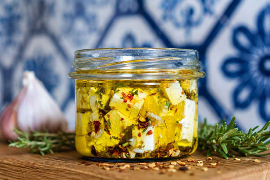 Eingelegter Schafskäse mit Kräutern