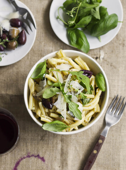 Nudelsalat mit Basilikumdressing und Parmesan