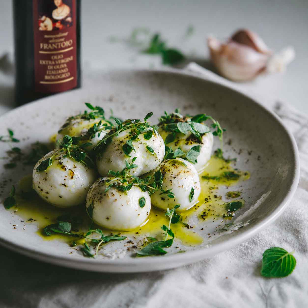 Marinierte Mozzarella-Bällchen