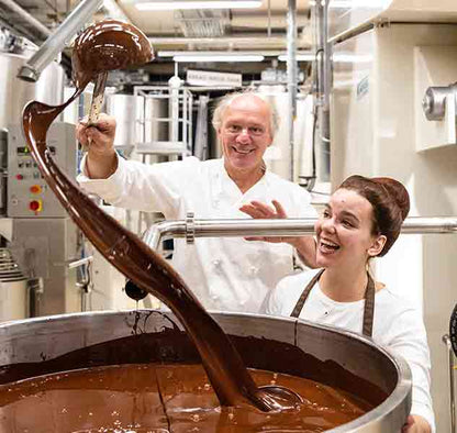 Personen mit flüssiger Schokolade arbeiten.
