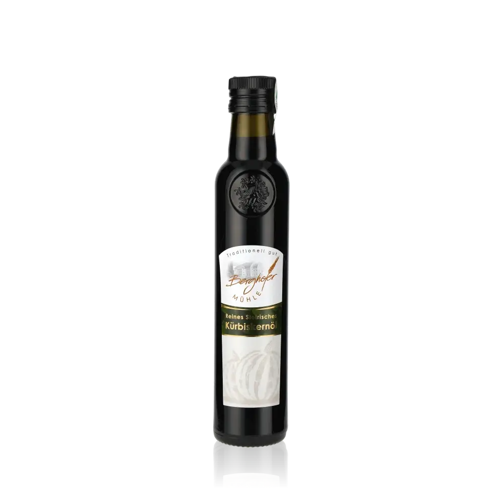 Berghofer Kürbiskernöl Flasche vor weißem Hintergrund.
