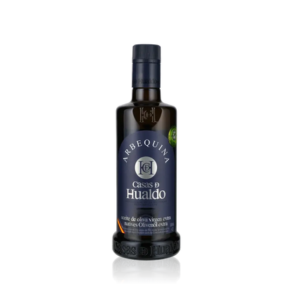 Flasche Casas de Hualdo Arbequina Olivenöl auf schwarzem Hintergrund.
