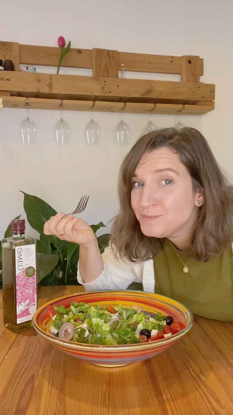 Eine Frau ist OMED Olivenöl mit Salat