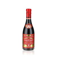 Giuseppe Giusti Aceto Balsamico Flasche vor schwarzem Hintergrund.