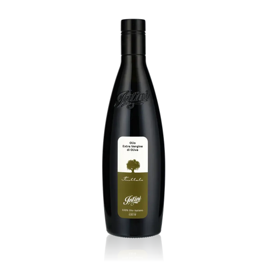 Intini Olivenöl Flasche mit Etikett auf schwarzem Hintergrund.