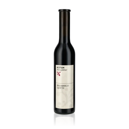 Acetum Quitten Balsamico Flasche vor weißem Hintergrund.