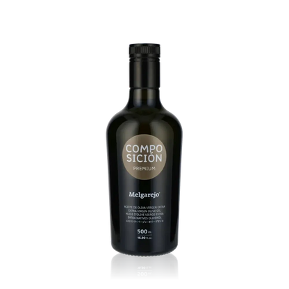 Olivenölflasche Melgarejo Composición 500 ml vor schwarzem Hintergrund.