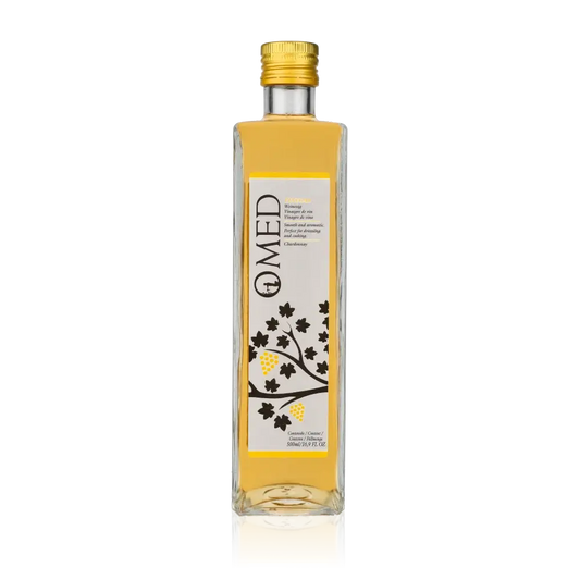 O-MED Chardonnay Weißweinessig Flasche vor schwarzem Hintergrund.