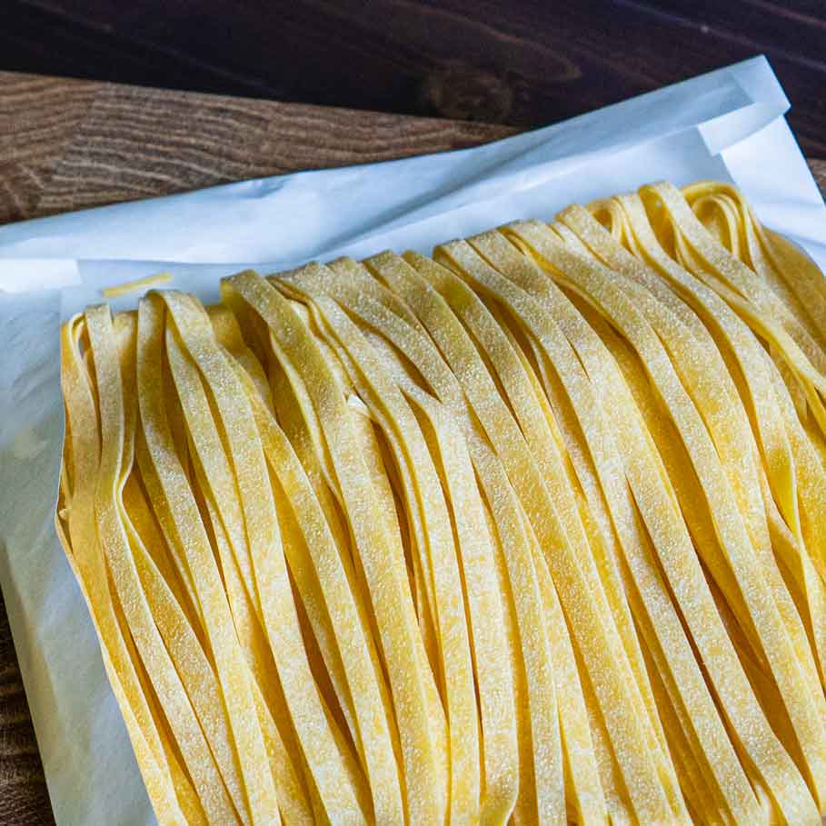 Tagliatelle auf einem weißen Einschlagpapier