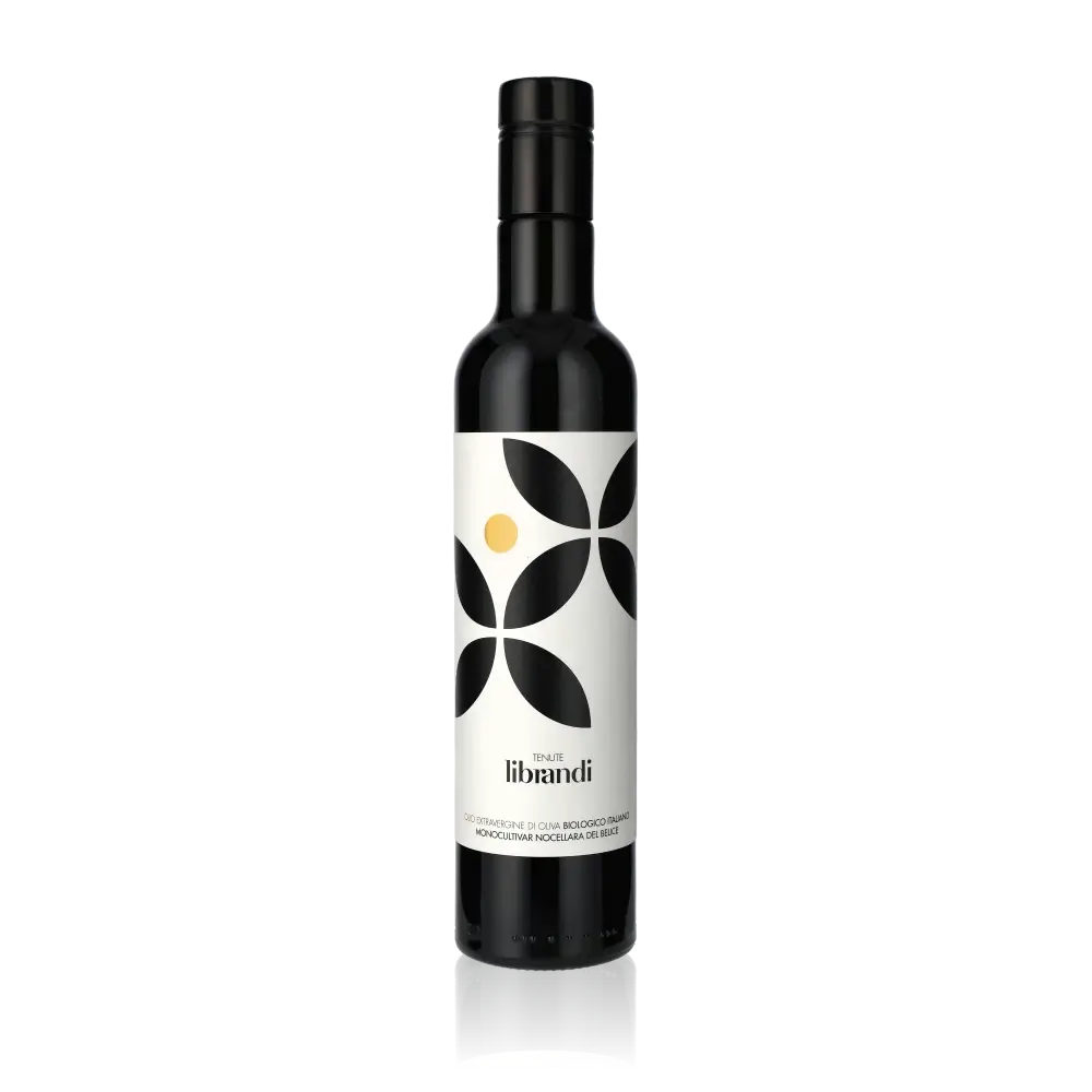 Flasche Tenute Librandi Bio-Olivenöl vor schwarzem Hintergrund.
