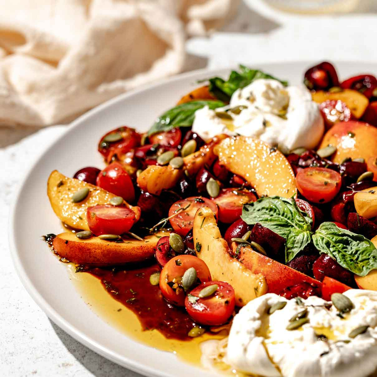 Tomaten, Pfirsich und Burrata auf einem Teller