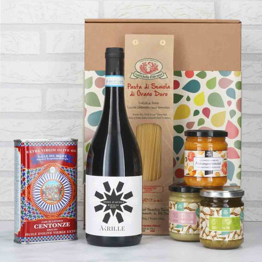 Geschenkset mit Olivenöl, Wein, Pasta, Feinkost und Essig.