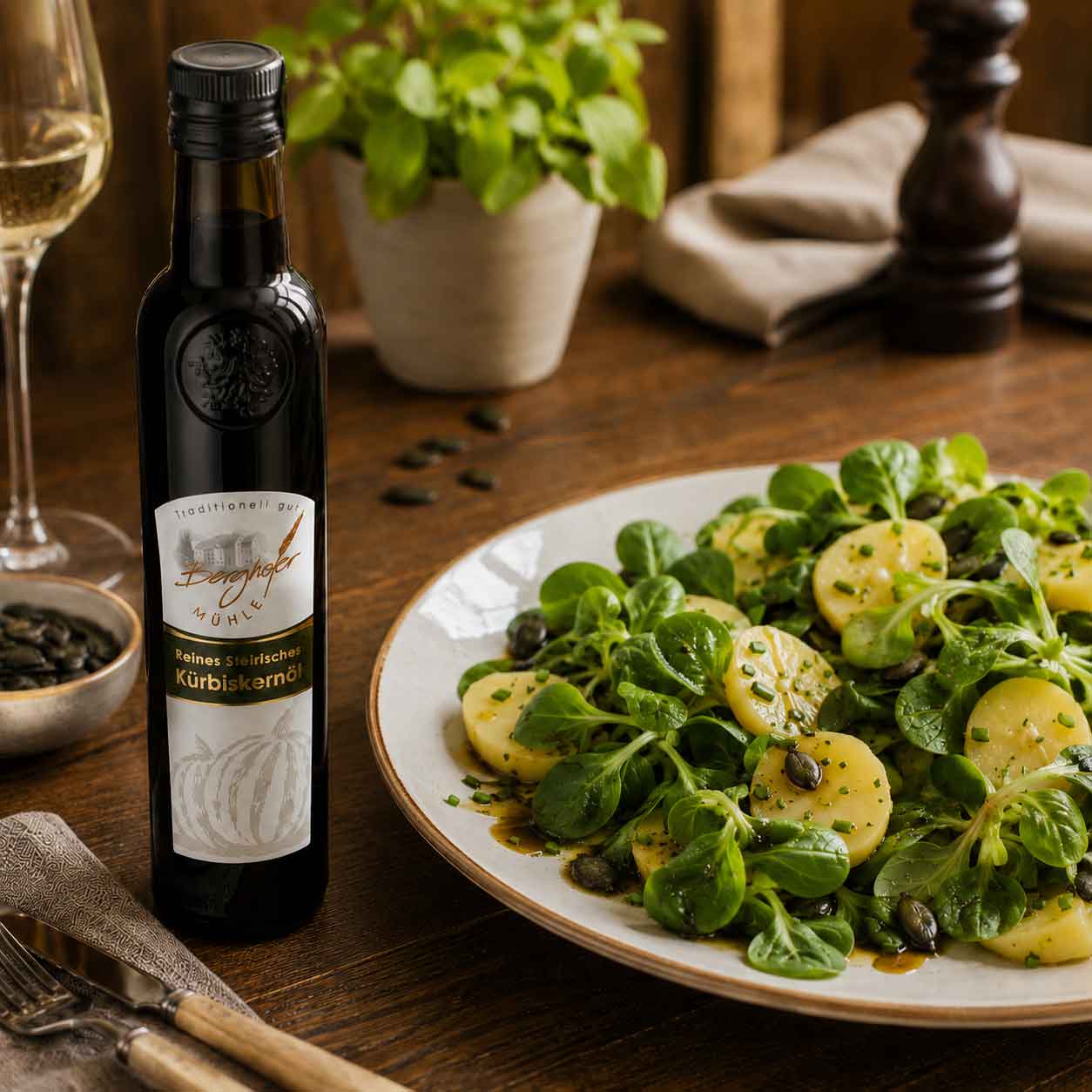 Berghofer Kürbiskernöl zu steirischen Erdäfel-Vogerl-Salat