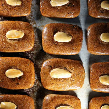 Hartprinten mit Mandel darauf auf einem Backblech