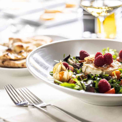 Salat mit Ziegenkäse, Himbeeren, Nüssen und Haselnussöl.