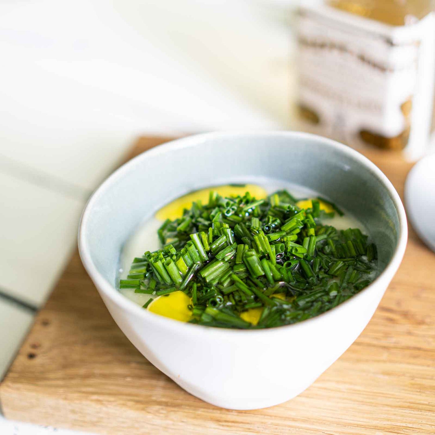 Joghurt-Dressing wird zubereitet mit Schnittlauch und mildem Olivenöl
