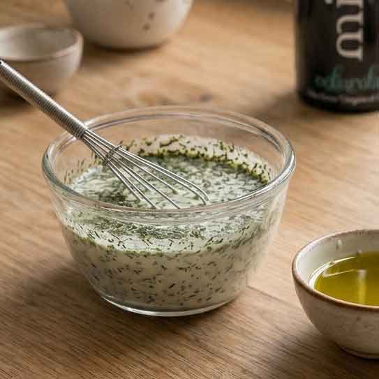 Selbst gemachtes Joghurt-Dressing ist fertig zubereitet