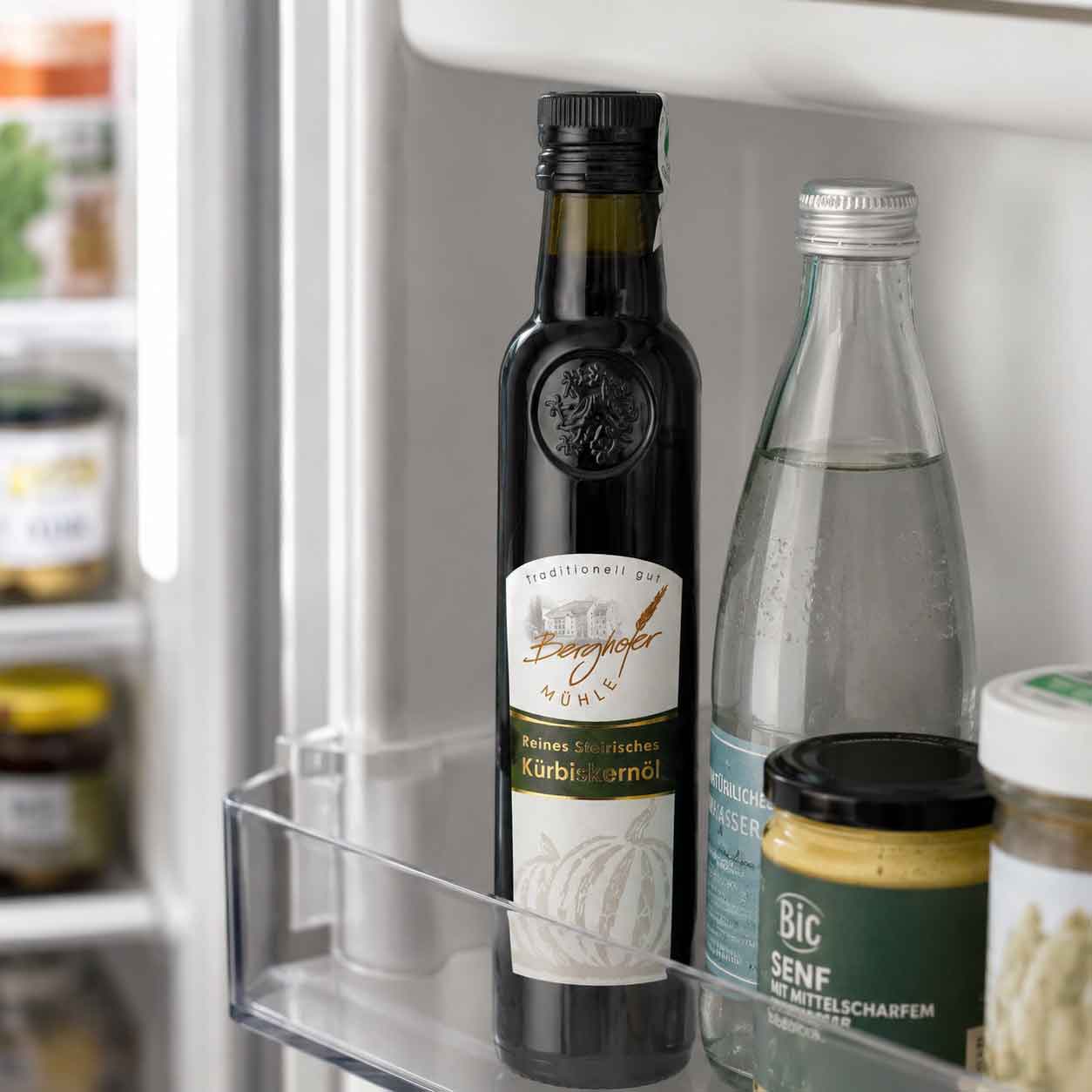 Geöffnetes Kürbiskernöl gehört in den Kühlschrank