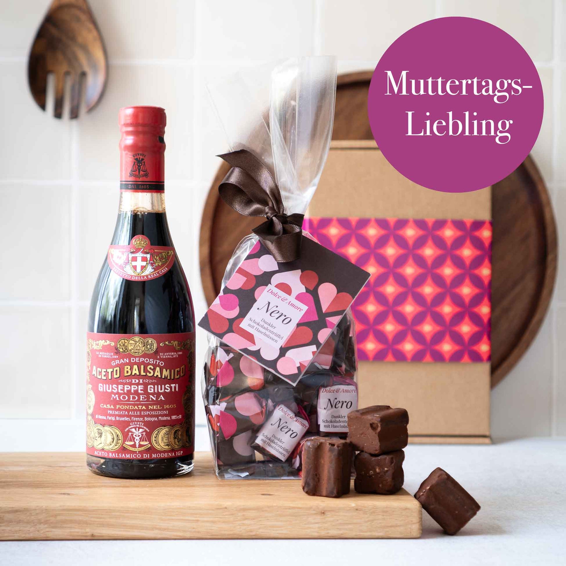 Ein Geschenkset mit einem Aceto Balsamico di Modena und Tartufo Dolce von Dolce und Amore