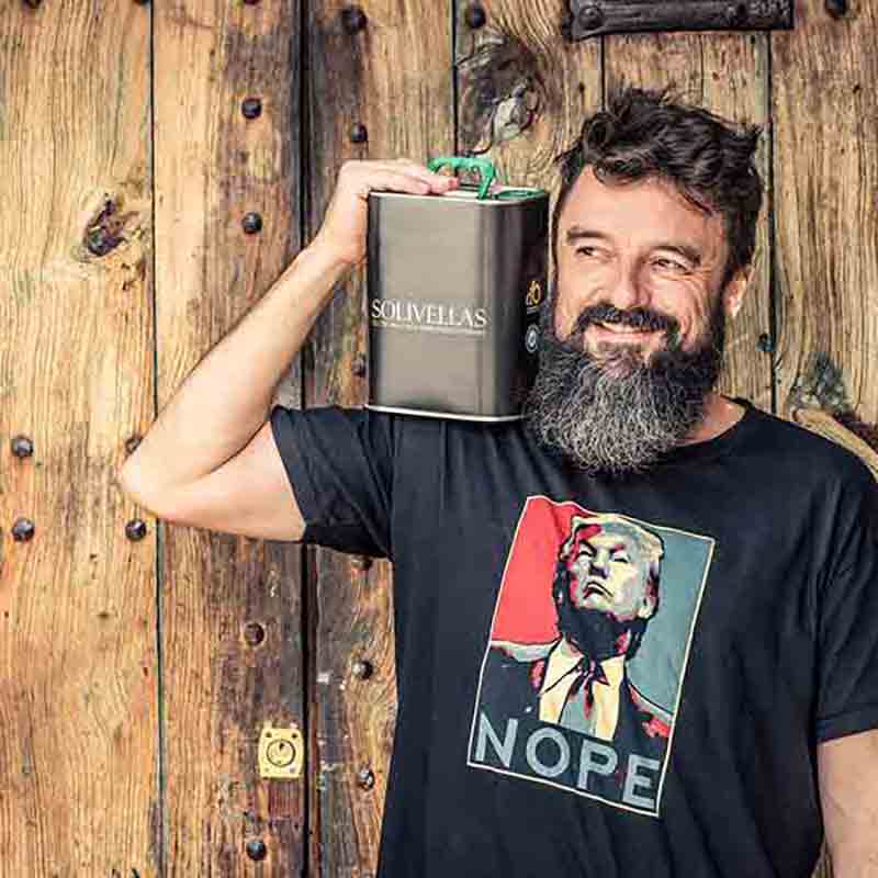 Mann mit Olivenölkanister lächelnd.