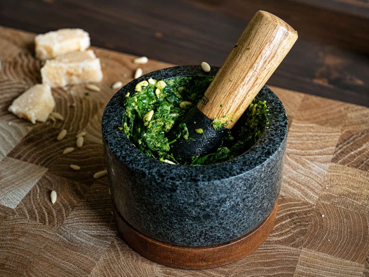 Basilikum-Pesto (Pesto Genovese) im Mörser mit Pinienkernen und Parmesan