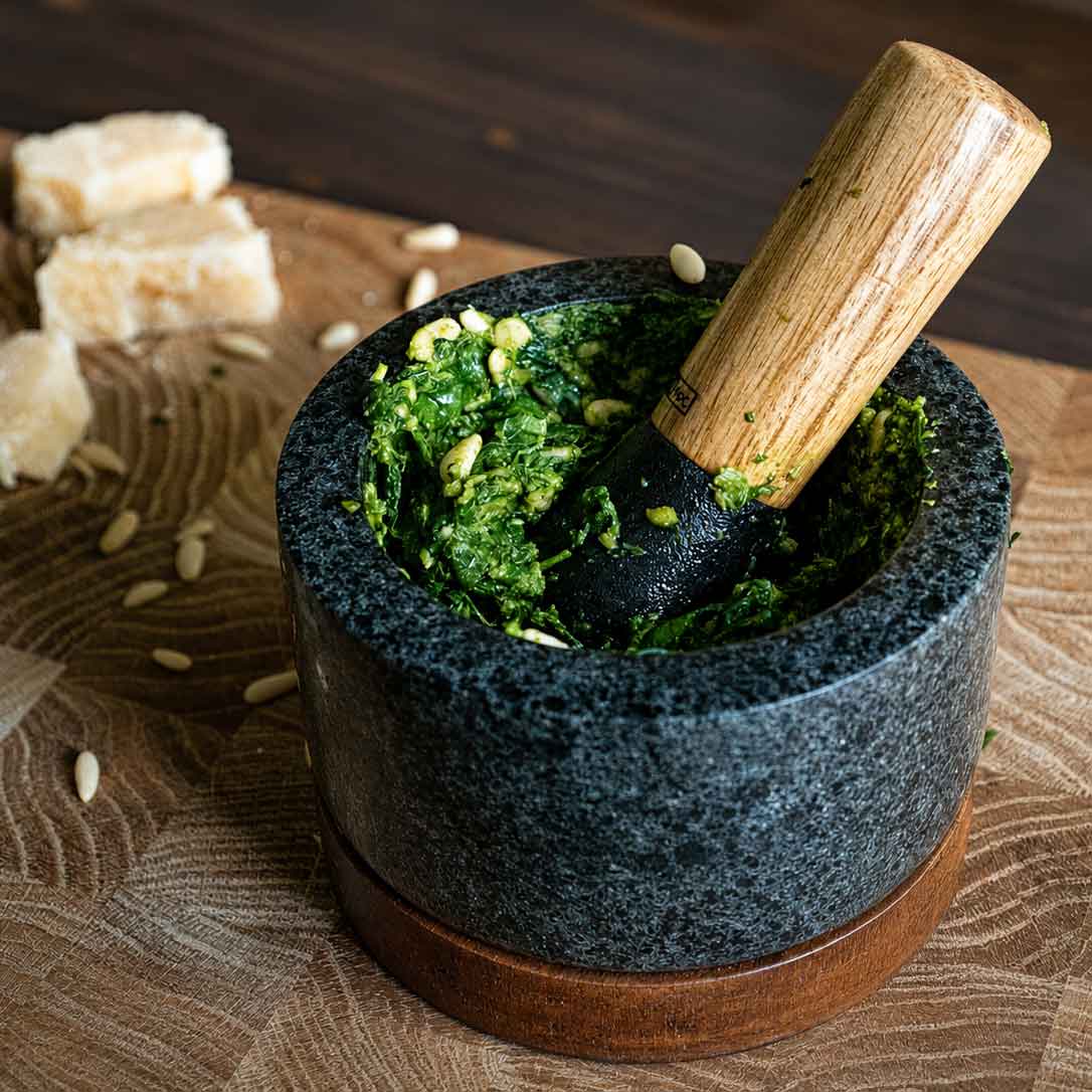 Pesto Genovese selbst gemacht im Mörser