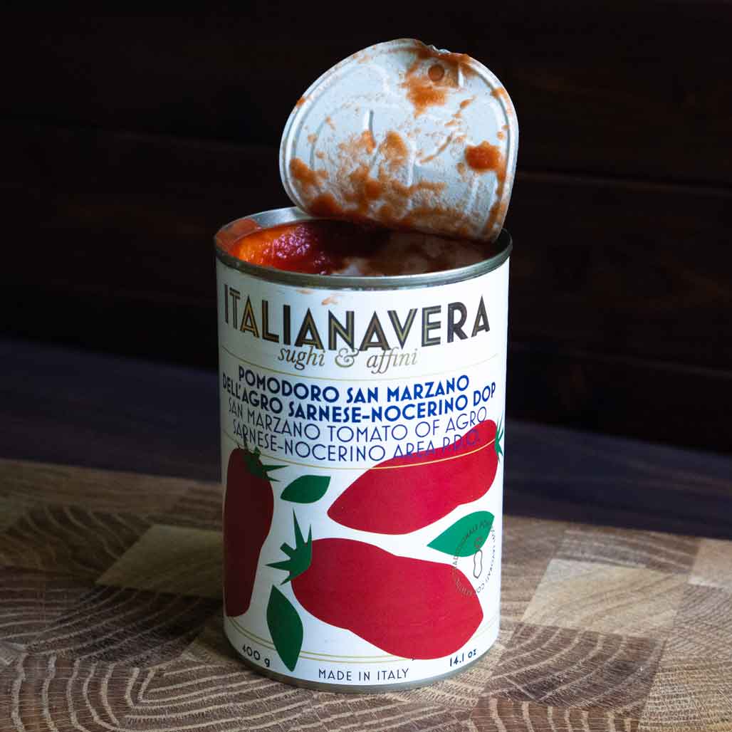 Geöffnete San Marzano Tomatendose