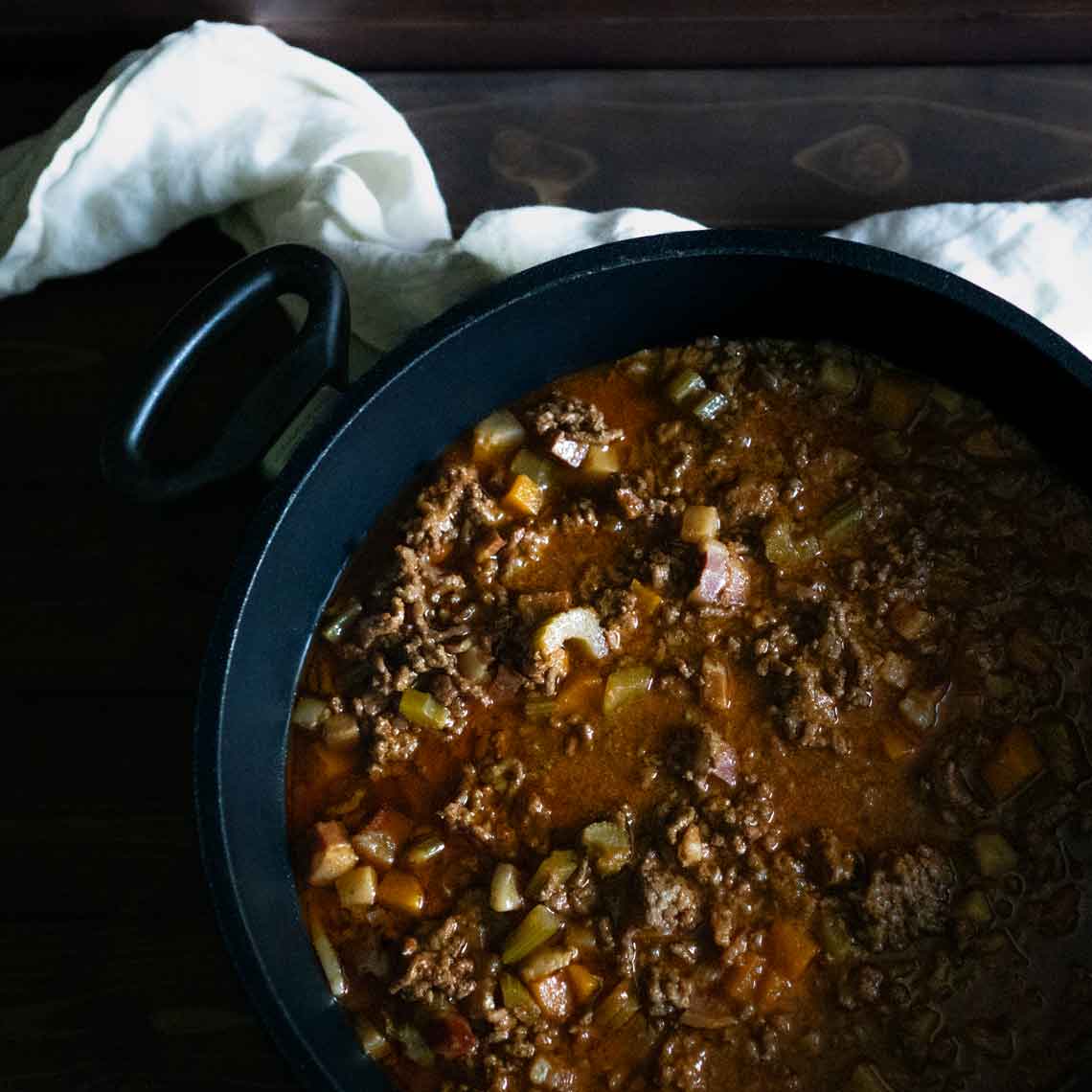 Ragù alla Bolognese in einem Gusseisentopf. Blick von oben