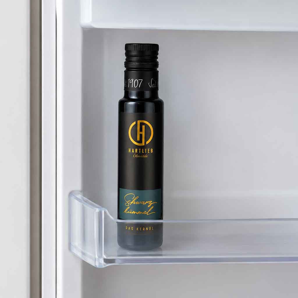Geöffnetes Schwarzkümmelöl im Kühlschrank