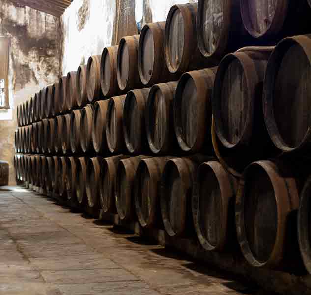 Holzfässer in einem Weinkeller, Sherry-Lagerung.