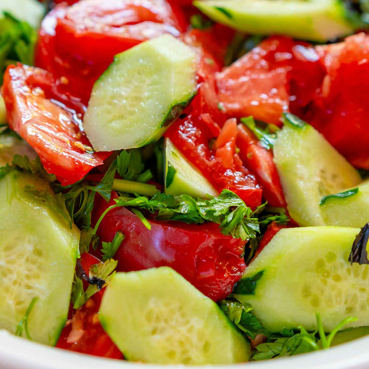 Geschnittene Tomaten und Gurken