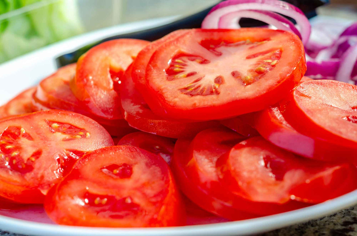 Geschnittene Tomaten auf einem Teller