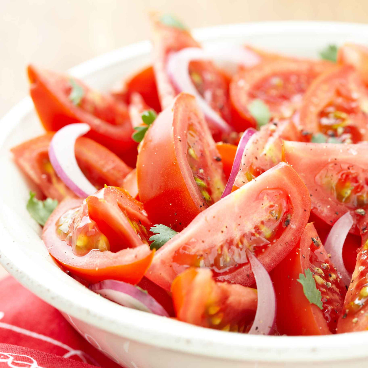 Tomatensalat mit roten Zwiebeln