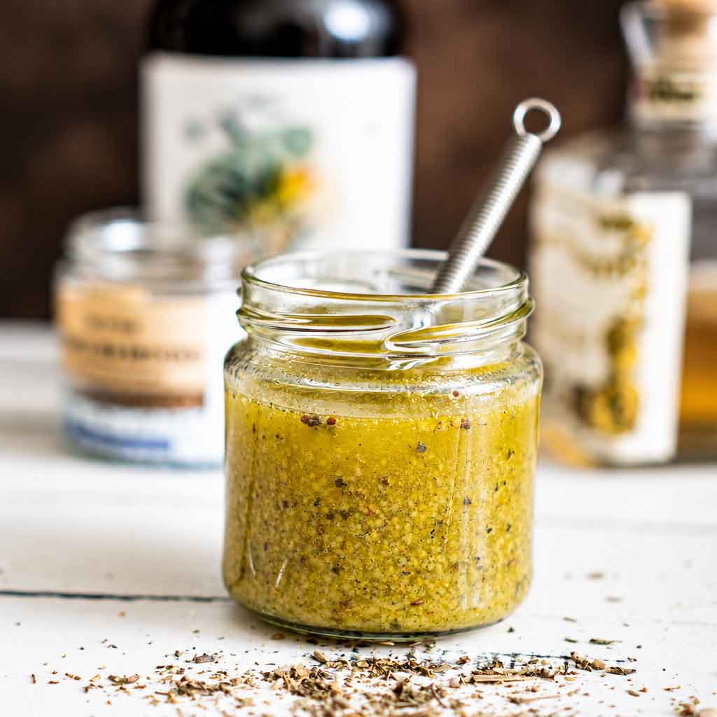 Dressing mit weißem Balsamico, olivenöl und Kräuter der Provence