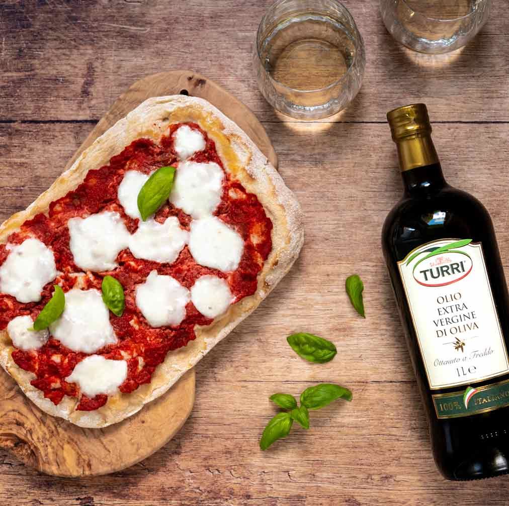 Turri natives Olivenöl extra 100% italiano mit Pizza