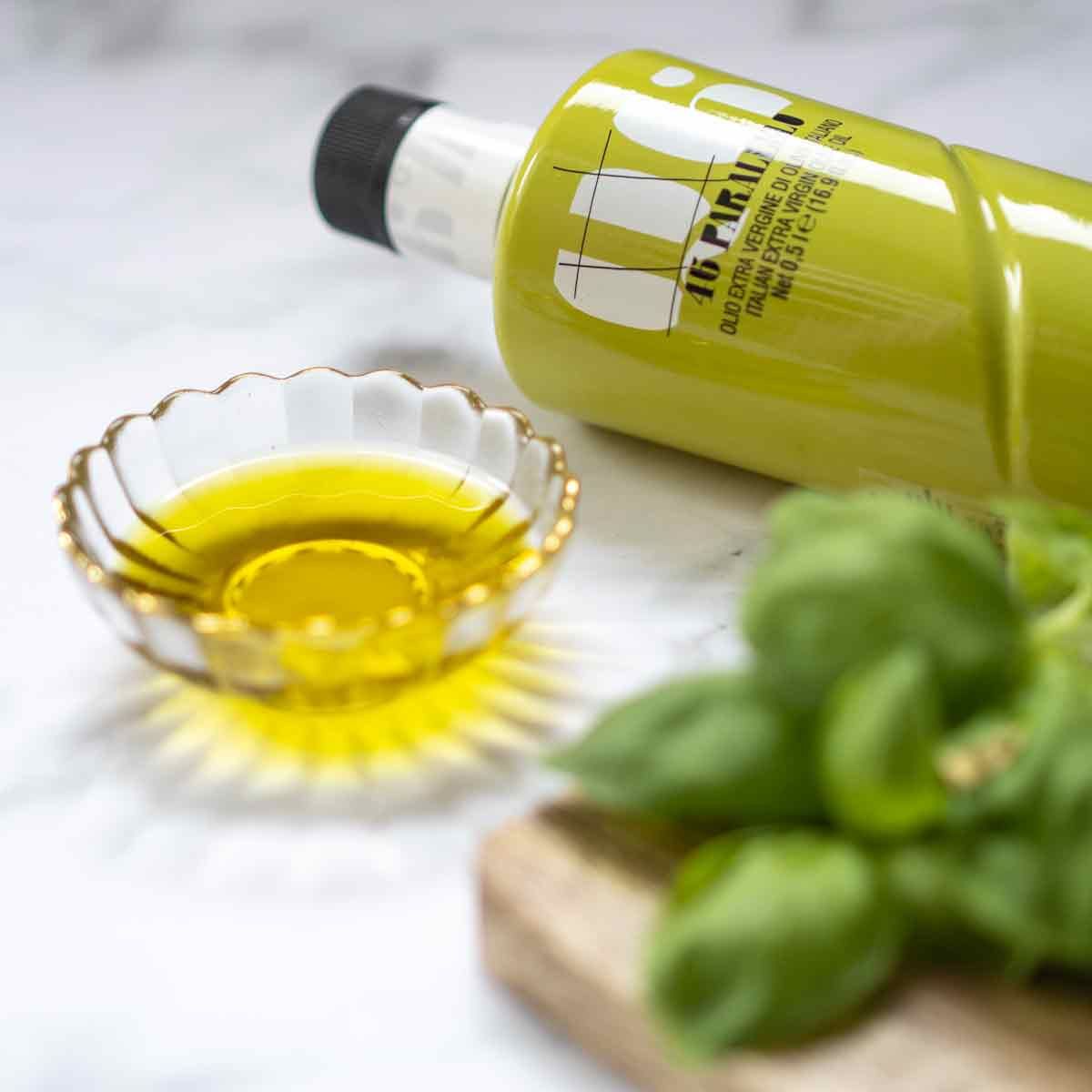 Agraria Riva del Garda natives Olivenöl mit offenem Olivenöl und Basilikum