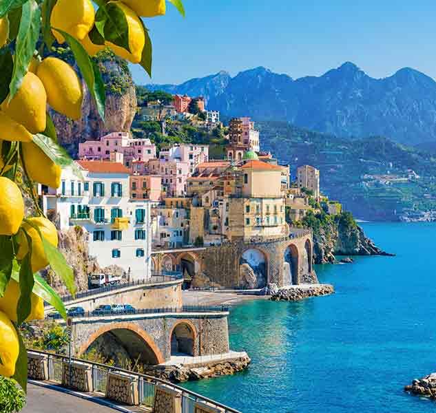 Amalfi Küste mit Amalfi Zitronen im Vordergrund