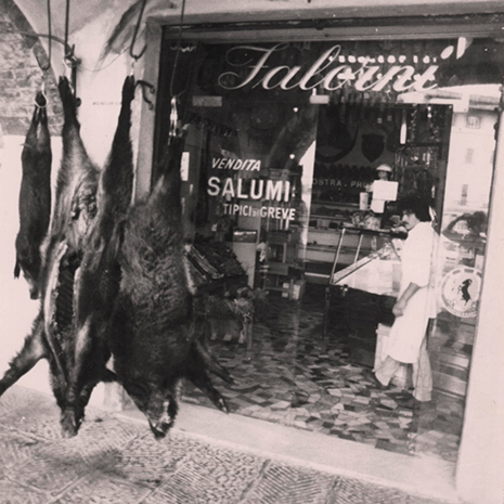 Erlegte Wildschweine aus der Toskana vor der Metzgerei Falorni