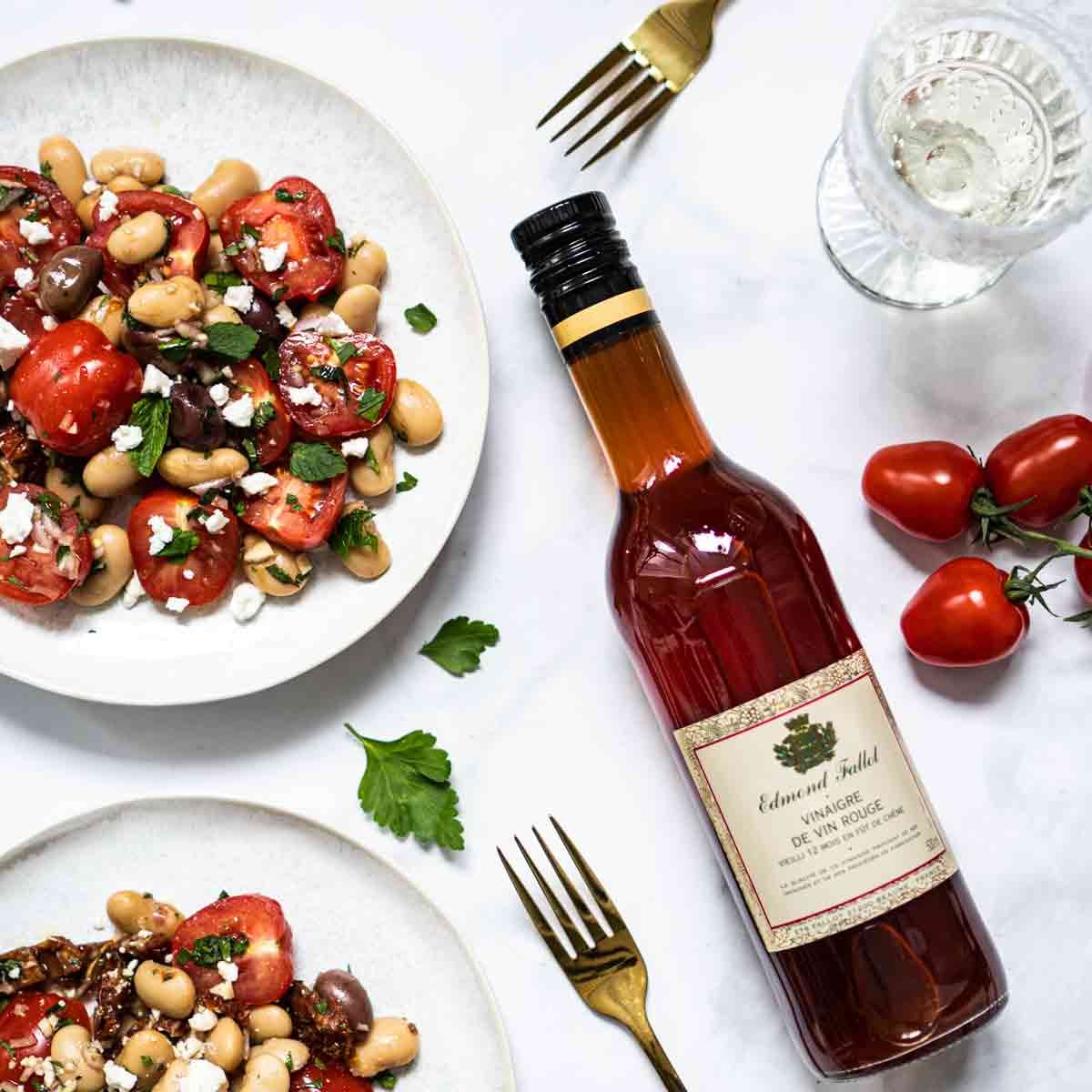 Fallot Alter Rotweinessig mit Tomate-Bohnen-Feta Salat