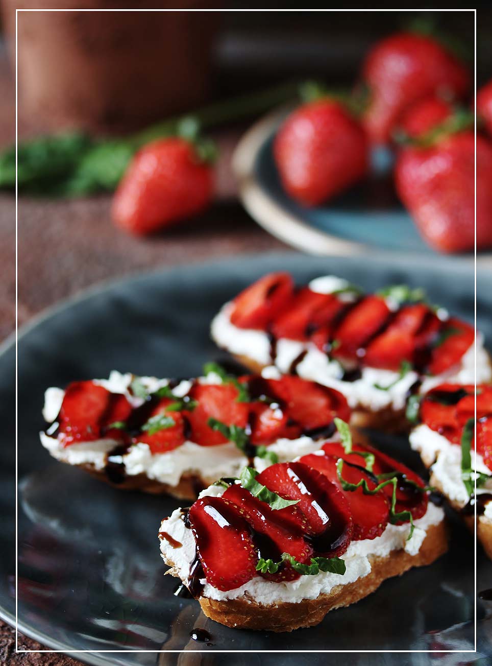 Brot mit Erdbeeren und Balsamicocreme