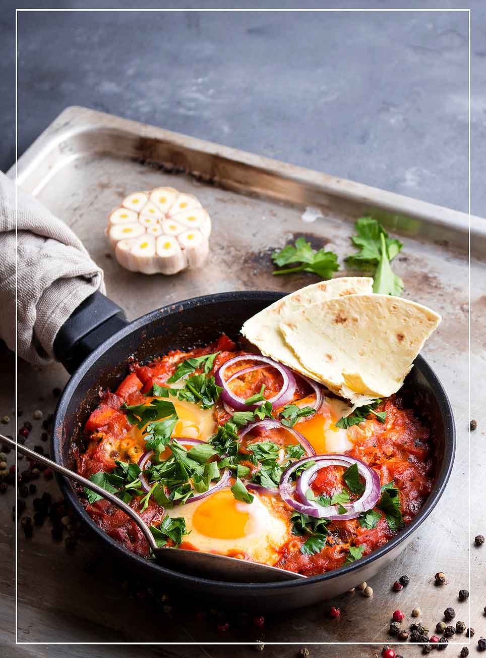 Gebackene Eier in Paprika-Tomaten-Sauce (Shakshuka)