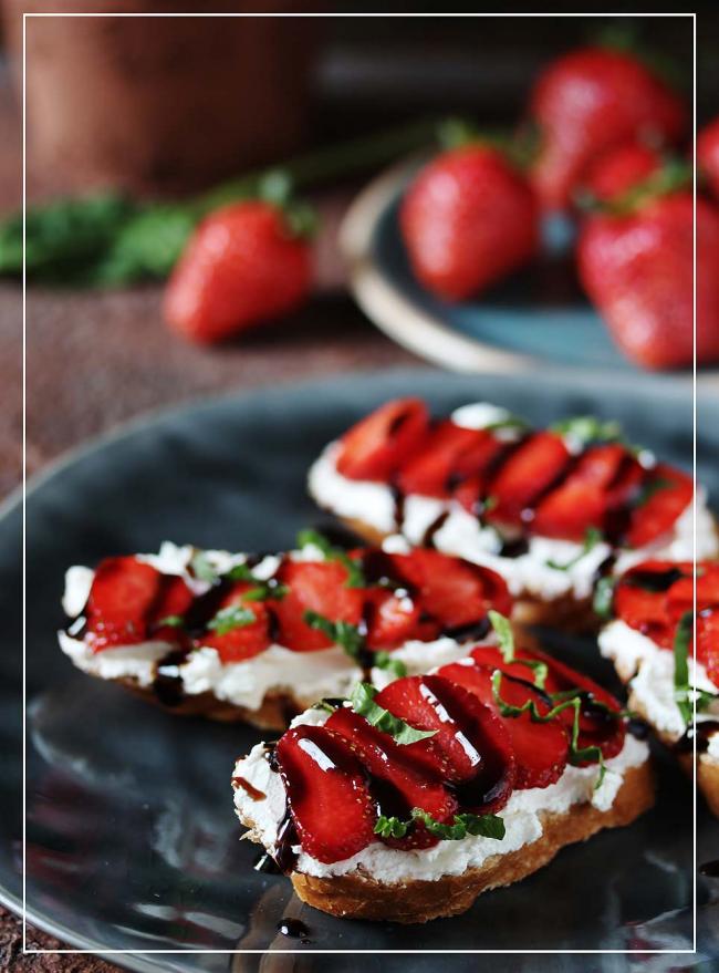 Brot mit Erdbeeren und Balsamicocreme