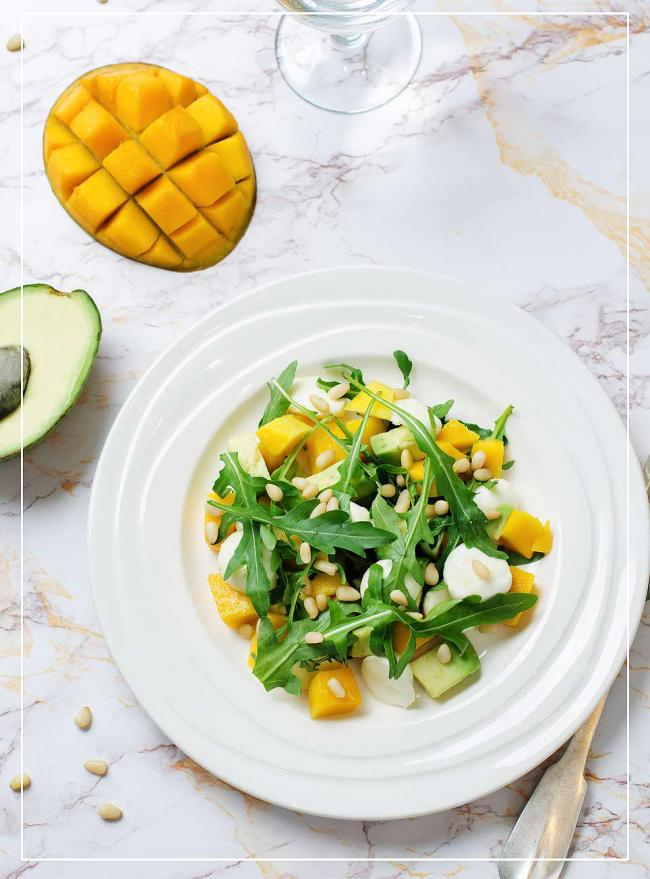 Mango-Avocado-Rucola-Salat mit Pinienkernen