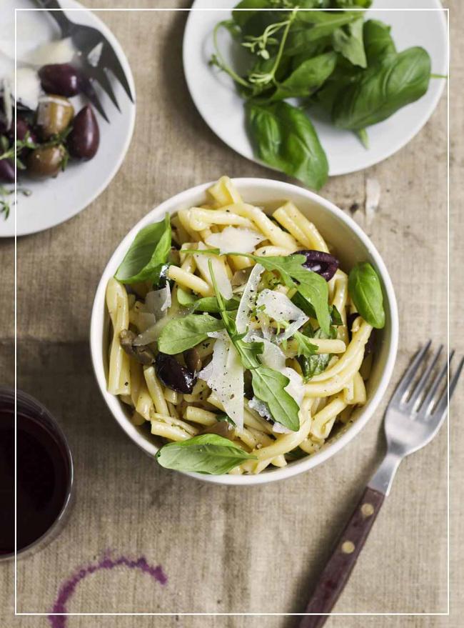 Nudelsalat mit Basilikumdressing und Parmesan