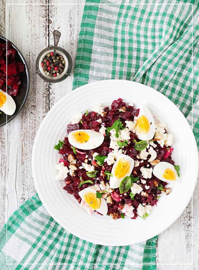 Rote Beete-Salat mit Ei und Walnüssen