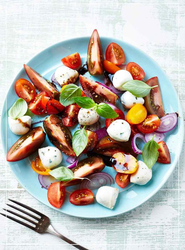 Tomate-Mozzarella mit Zwiebeln