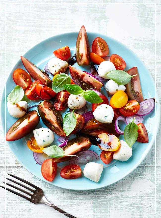 Tomate-Mozzarella mit Zwiebeln