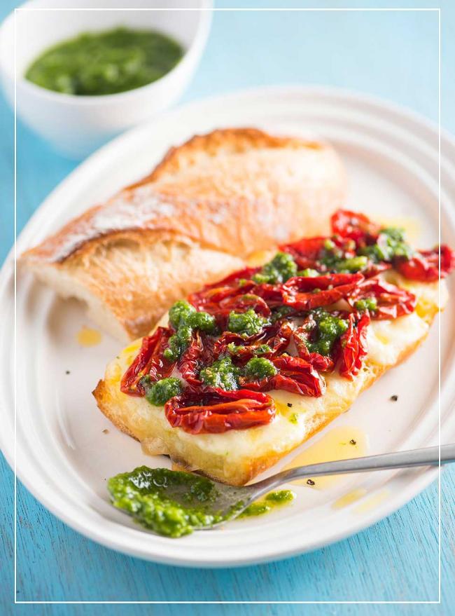 Überbackenes Brot mit getrockneten Tomaten und Pesto Genovese